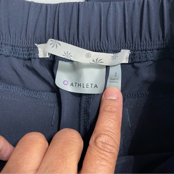 Athleta Navy Blue Cropped Pant With Cinch Bottom Zipper Pockets Size 2 - Picture 7 of 8
